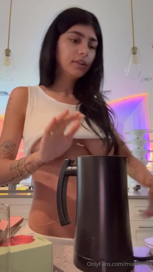 mia khalifa crop top underboob webster